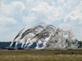Ponieważ przeciwnik też skierował do walki śmigłowce, nasze poukrywane w polu samobieżne moździerze Rak broniły się granatami dymnymi. Przez nie trudniej trafić pojazd rakietą.
