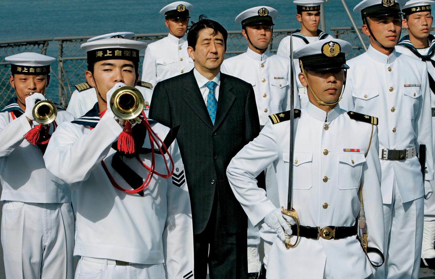 Konserwatywne kręgi w Japonii, popierające premiera i domagające się budowy przeciwwagi dla rosnących Chin, są zachwycone.