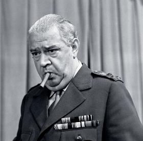 Mieczysław Pawlikowski, bombardier dywizjonów 300 i 301, w 1945 r. wrócił do Polski, został aktorem znanym m.in. z roli Zagłoby. Tu w roli Churchilla w spektaklu Teatru Telewizji, 1972 r.