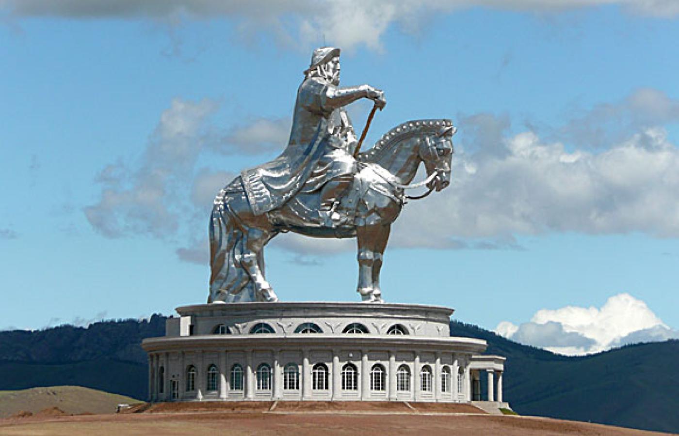 Współczesny, gigantyczny, czterdziestometrowy pomnik Czings Chana