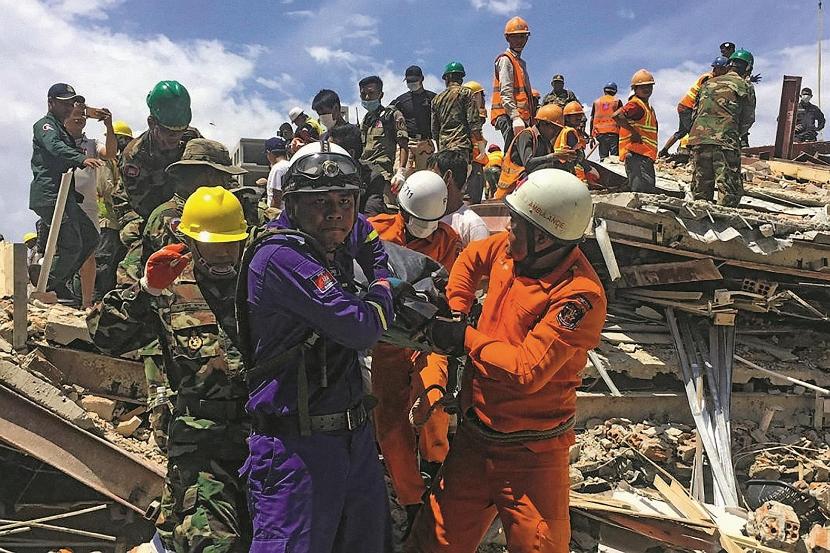 Skutki samowoli. Wznoszony bez zezwolenia chiński hotel zawalił się. Zginęło 28 miejscowych robotników (Sihanoukville, 22 czerwca br.). To jedna z największych katastrof budowlanych w Kambodży.