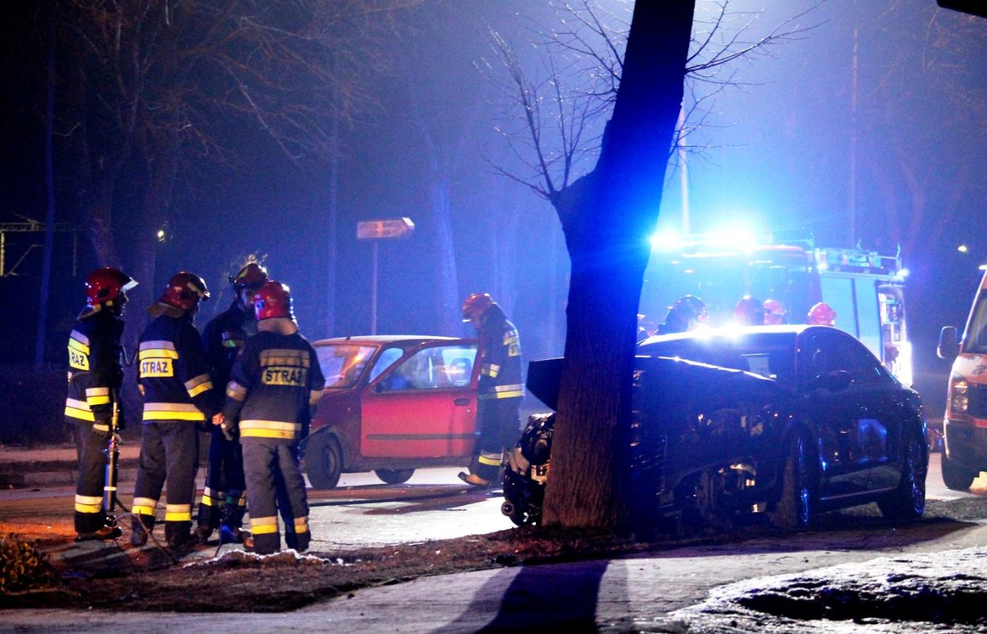 Seicento i samochód premier Beaty Szydło na miejscu wypadku w Oświęcimiu