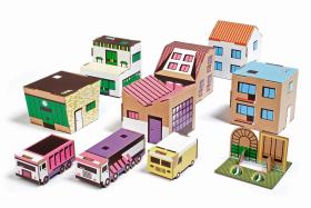 Papierowe miasto. Niby proste, a jak wciągające! Cała rodzina może świetnie się bawić, składając miasto z tektury: domki, samochody, sklepy, dworce, a nawet park. www.papierowemiasto.pl Cena: 20 zł (jeden pakiet).