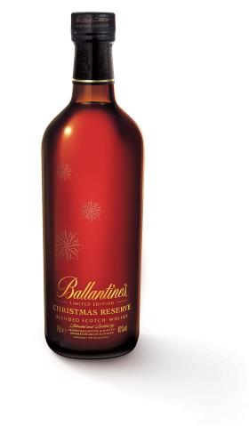 Whisky Ballantine’s Christmas Reserve. Zapach rodzynek, jabłek i cynamonu, z nutami pomarańczy, imbiru i lukrecji. Niepowtarzalna okazja, aby spróbować nowego smaku z limitowanej świątecznej edycji. Cena: 99,99 zł (0,7 l).