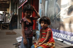 W bogatym katalogu indyjskiej nędzy ci na chodnikach wcale jeszcze nie są na dnie. Przy stacji metra Esplanade w centrum handlowym i administracyjnym Kalkuty.