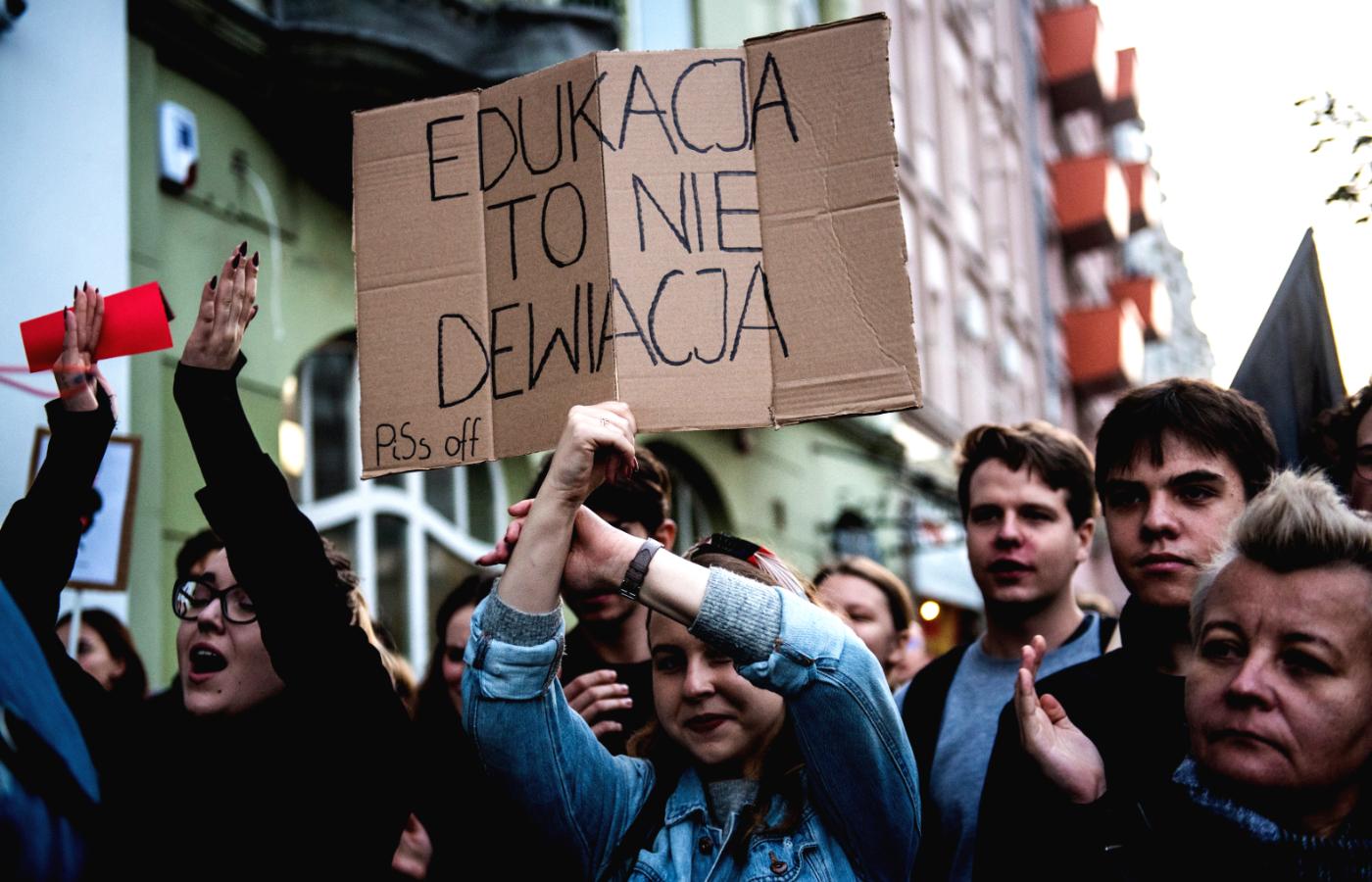Protest przeciw karaniu za edukację seksualną