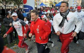 Szef MSZ Radosław Sikorski (w środku) podczas ubiegłorocznego Bydgoskiego Biegu Niepodległości.