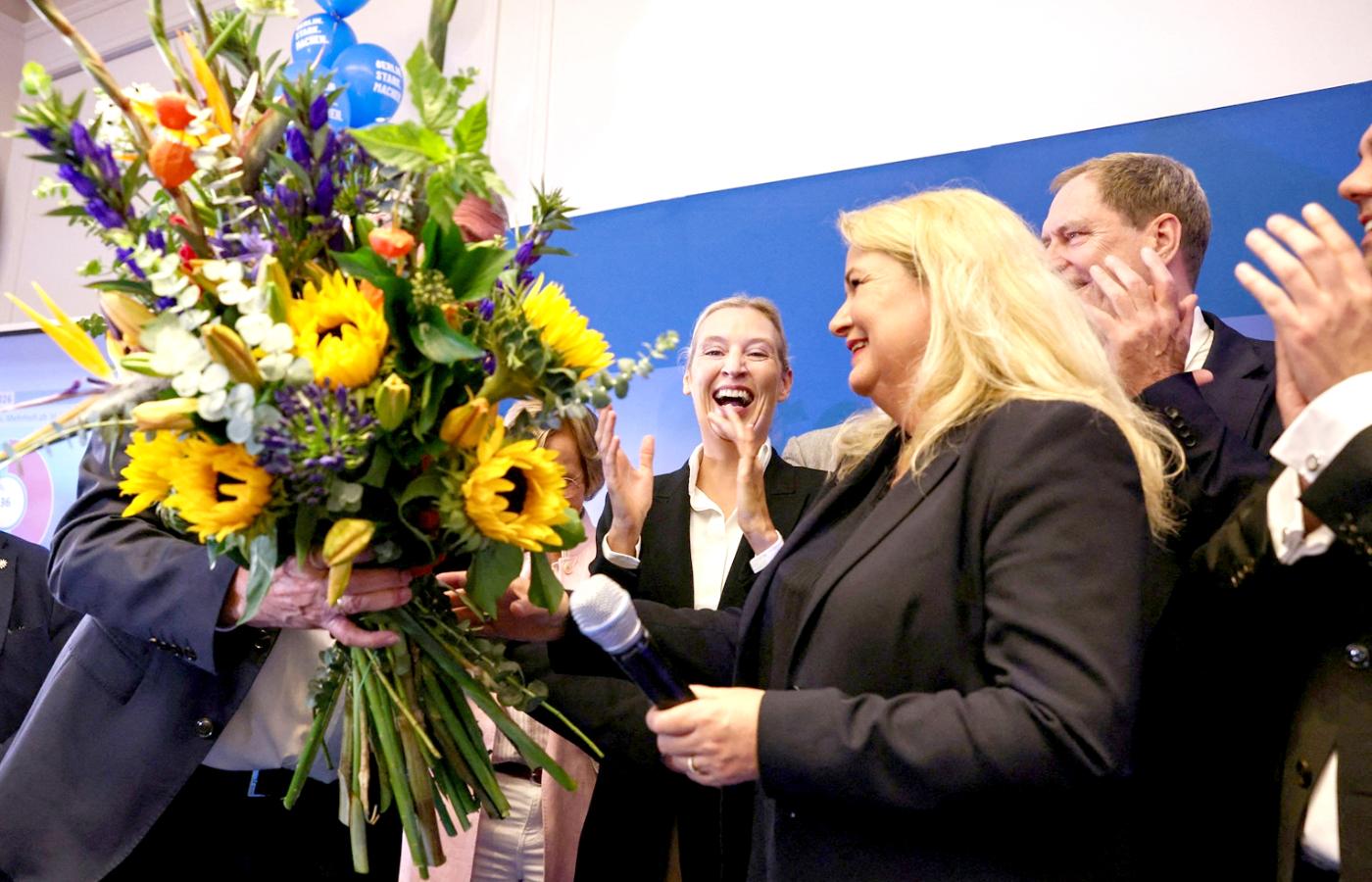 Główna kandydatka partii Alternatywa dla Niemiec (AfD) Kristin Brinker oraz współprzewodnicząca AfD Alice Weidel reagują na ogłoszenie wyników sondaży exit poll po zakończeniu głosowania w wyborach do parlamentu krajowego w Berlinie, w Berlinie, Niemcy, 20 września 2026 r.