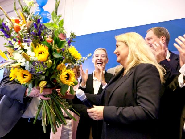 Główna kandydatka AfD Kristin Brinker i współprzewodnicząca partii Alice Weidel po ogłoszeniu wyników exit poll. Berlin, 20 września 2026 r.