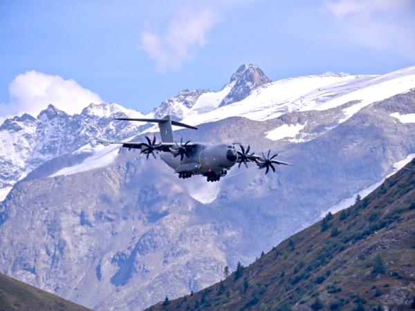 Lot europejskiego samolotu A400M podczas pokazu lotniczego w Alpe d′Huez we Francji. Zdjęcie z 21 sierpnia 2022 r.