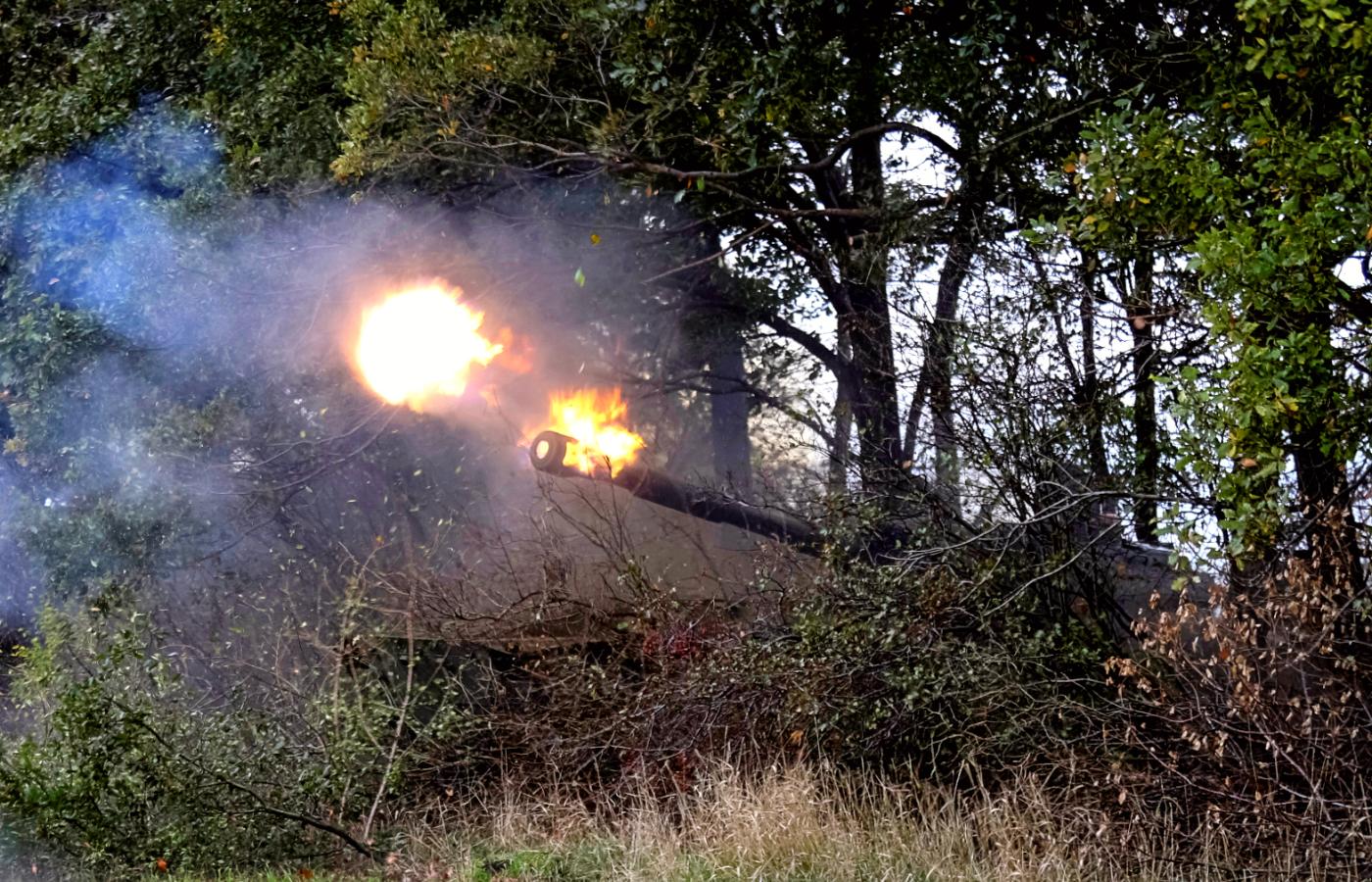 Ukraińscy żołnierze ostrzeliwują wojska rosyjskie z samobieżnej haubicy w obwodzie donieckim. 10 października 2022 r.