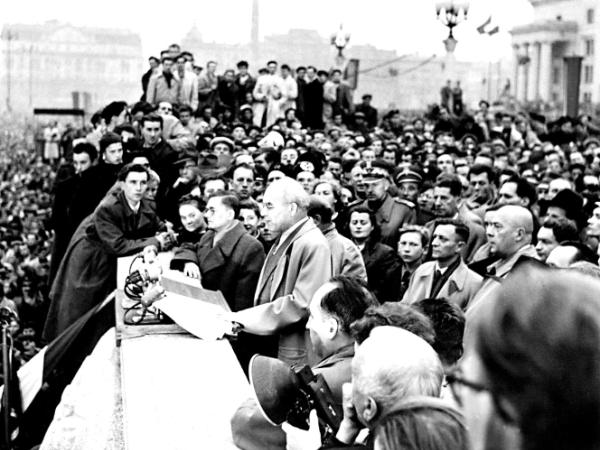 Wiec na placu Defilad w Warszawie, 24 X 56 r. Władysław Gomułka – wówczas bohater narodowy.