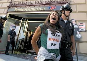Jeden z protestów w Los Angeles zakończył się aresztowaniem 11 osób próbujących okupować Bank of America.