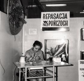 Punkt repasacji pończoch w Centralnym Domu Towarowym.