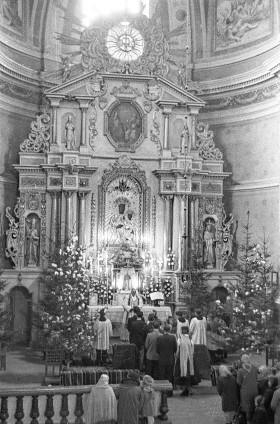 Miejscowość Kadzidło, lata 50. Ślub w wiejskim kościele. Tradycyjny strój ludowy pojawiał się na uroczystościach jeszcze w połowie ubiegłego wieku.