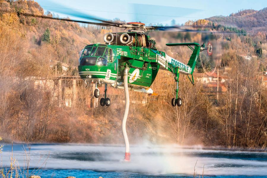 Śmigłowiec przeciwpożarowy S-64 Aircrane zasysa z rzeki wodę potrzebną do gaszenia pożaru w pobliżu Turynu we Włoszech.