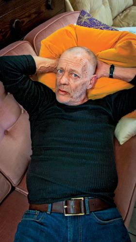 Curre Cederstöm idzie pod prąd, nie wierzy w szwedzką ideologię antynarkotykową: – Nie wszystkich udaje się wyrwać z nałogu. Czy to znaczy, że nie mogą godnie żyć? Jako kurator wyprowadził z przestępczości kilkunastu recydywistów.