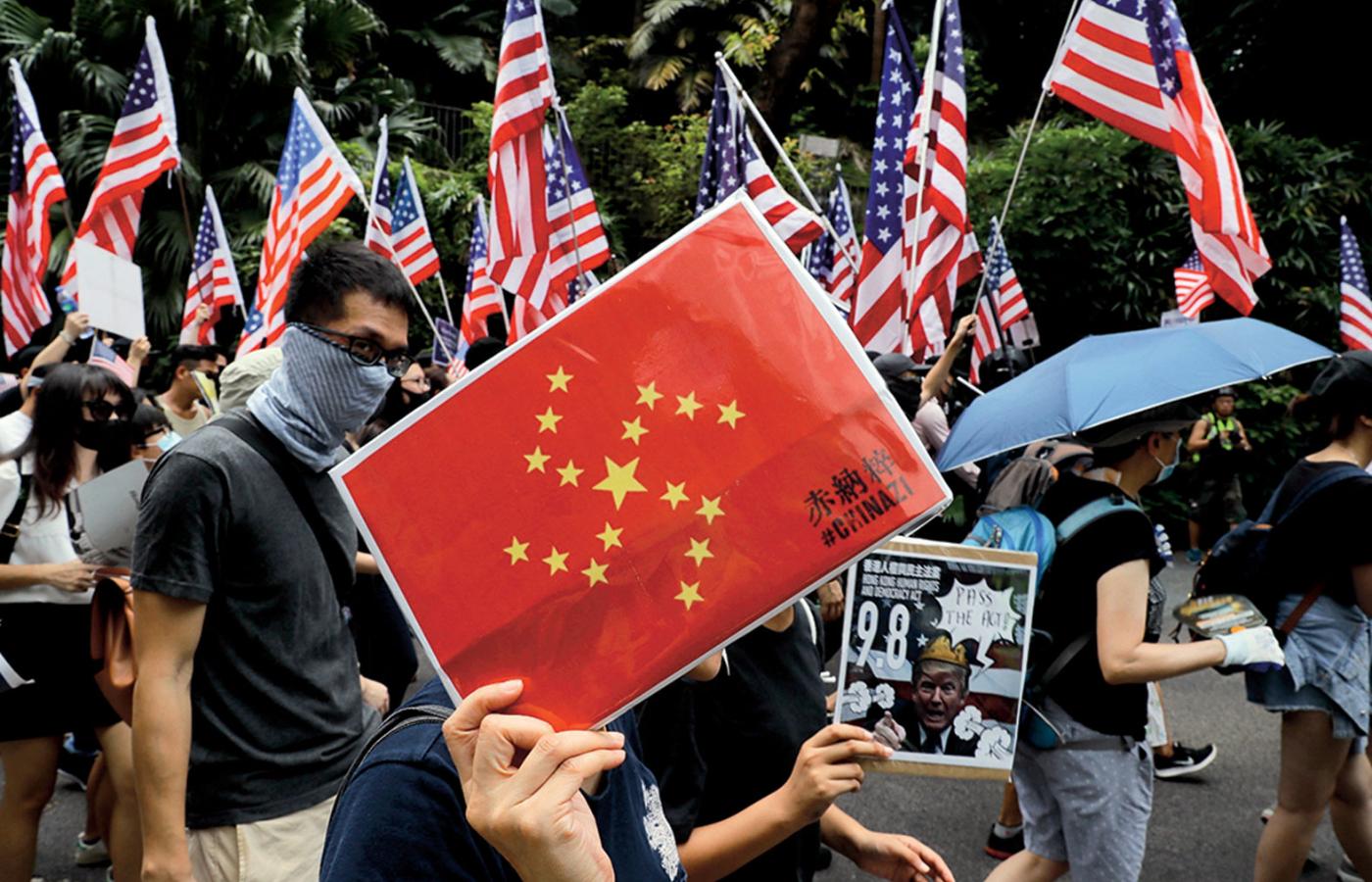 Protestujący w Hongkongu w drodze do konsulatu USA, 8 września 2019 r.
