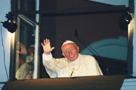 Jan Paweł II mówił, że do religijności muzułmanów, na przykład ich wierności modlitwie, trzeba się odnieść z szacunkiem.