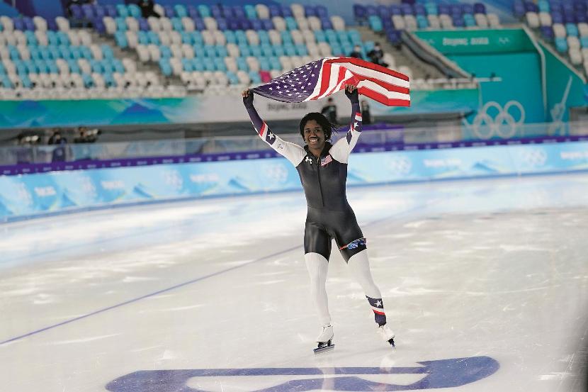 Erin Jackson odniosła historyczne zwycięstwo w wyścigu na 500 metrów w łyżwiarstwie szybkim podczas igrzysk olimpijskich w Pekinie.