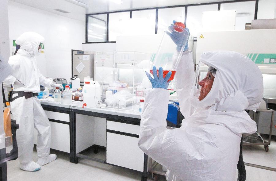 Laboratoria na całym świecie dostosowały swoje badania tak, aby ich celem była walka z COVID-19. Laboratorium biobezpieczeństwa w Sienie (Włochy) opracowuje test na przeciwciała.