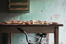 Klatka schodowa w familoku, w którym mieszka Kaluś.