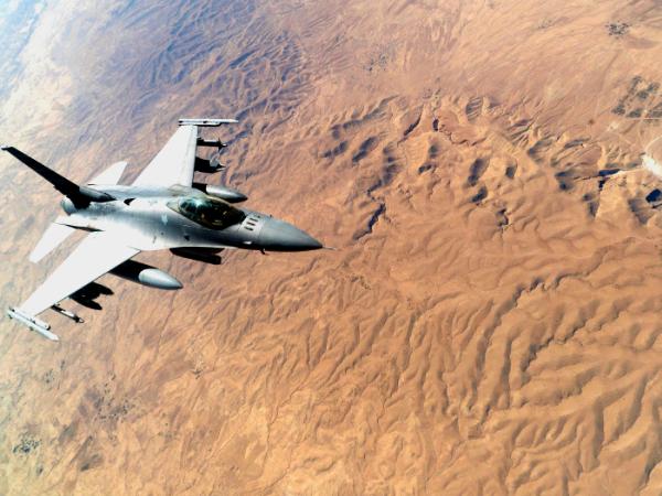 Amerykański F-16 biorący udział w operacji pokonania Państwa Islamskiego w Syrii i Iraku 