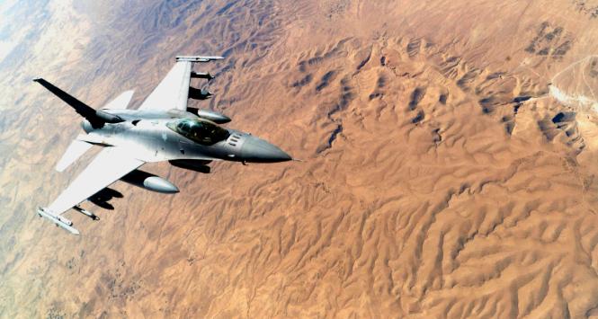 Amerykański F-16 w czasie operacji zwalczania Państwa Islamskiego w Syrii i Iraku