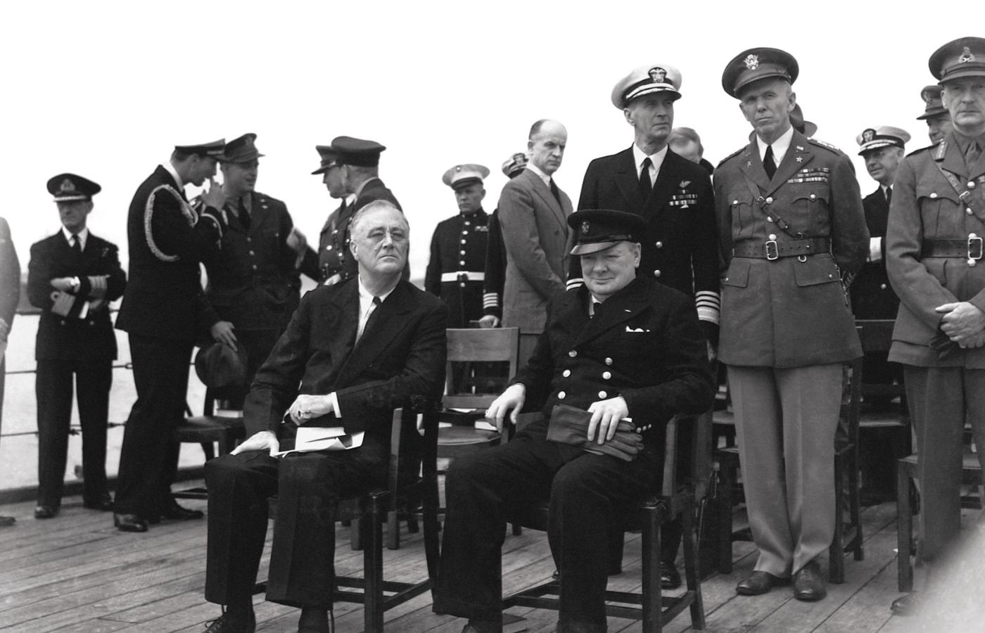 Franklin D. Roosevelt i Winston Churchill na pokładzie pancernika „Prince of Wales”, gdzie przyjęli Kartę Atlantycką, 10 sierpnia 1941 r.
