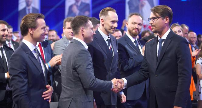 Lider katowickiej listy wyborczej Konfederacji Grzegorz Płaczek (pierwszy z prawej) z liderami partii podczas marcowej konwencji. 24 marca 2023 r.