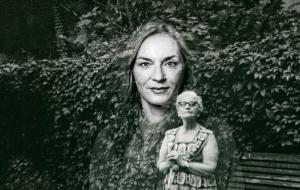 Jadwiga Stańczakowa na tle portretu
grającej jej rolę Agnieszki Przepiórskiej