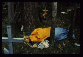 Grabarka, 1985 r.Święta Góra Grabarka to najważniejsze miejsce na mapie polskiego prawosławia. Na wzgórzu, gdzie znajduje się monastyr pod wezwaniem Świętych Mari i Marty otoczony gęstwiną krzyży wotywnych, w sierpniowe święto Przemienienia Pańskiego od lat 80. gromadzą się coraz liczniejsze tłumy pielgrzymów.