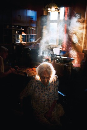 Jej świat cofnął się nagle o pół wieku i tam już pozostała.