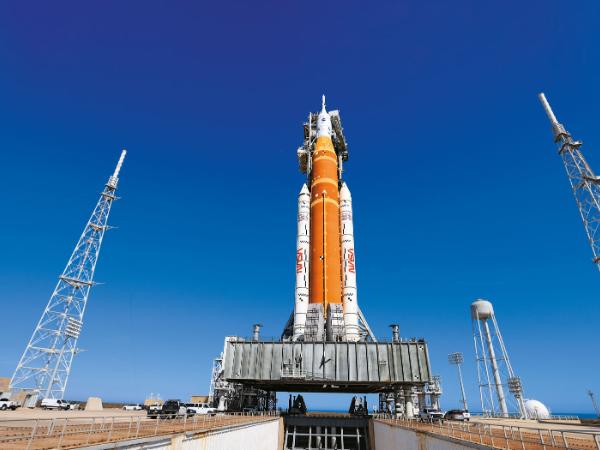Statek kosmiczny Orion i rakieta SLS w Centrum Kosmicznym im. Kennedy’ego na Florydzie. Pojawiły się problemy z wyciekiem wodoru i helu.