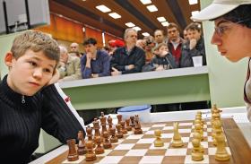 13-letni arcymistrz Carlsen wygląda na nieco znudzonego rozgrywką z 15-letnim Alejandro Ramirezem, Holandia, styczeń 2005 r.