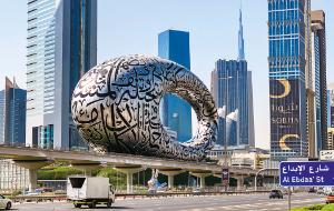 Dubaj przyciąga, bo jest miastem ultrabogatym, a na dodatek rajem podatkowym.