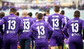 Piłkarze Fiorentiny w koszulkach z numerem 13, z którym grał Davide Astori.