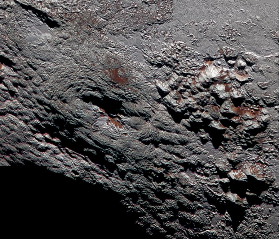 Kriowulkan Wright Mons na Plutonie ma wysokość około 4 km. Zdjęcie zrobiła mu w 2015 r. sonda New Horizons. Na jego szczycie znajduje się podłużna szczelina o długości 50 km (ciemna plama pośrodku).