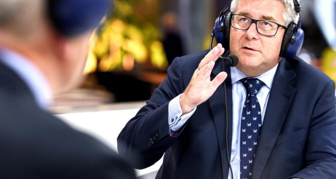 W latach 2009–13 polityk i europoseł PiS Ryszard Czarnecki miał aż sześciokrotnie okrążyć naszą planetę, głównie podróżując do mitycznego Jasła.
