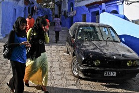 Maroko, góry Rif, Szefszawan. BMW po dilerskich porachunkach na ulicy Szefszawanu.