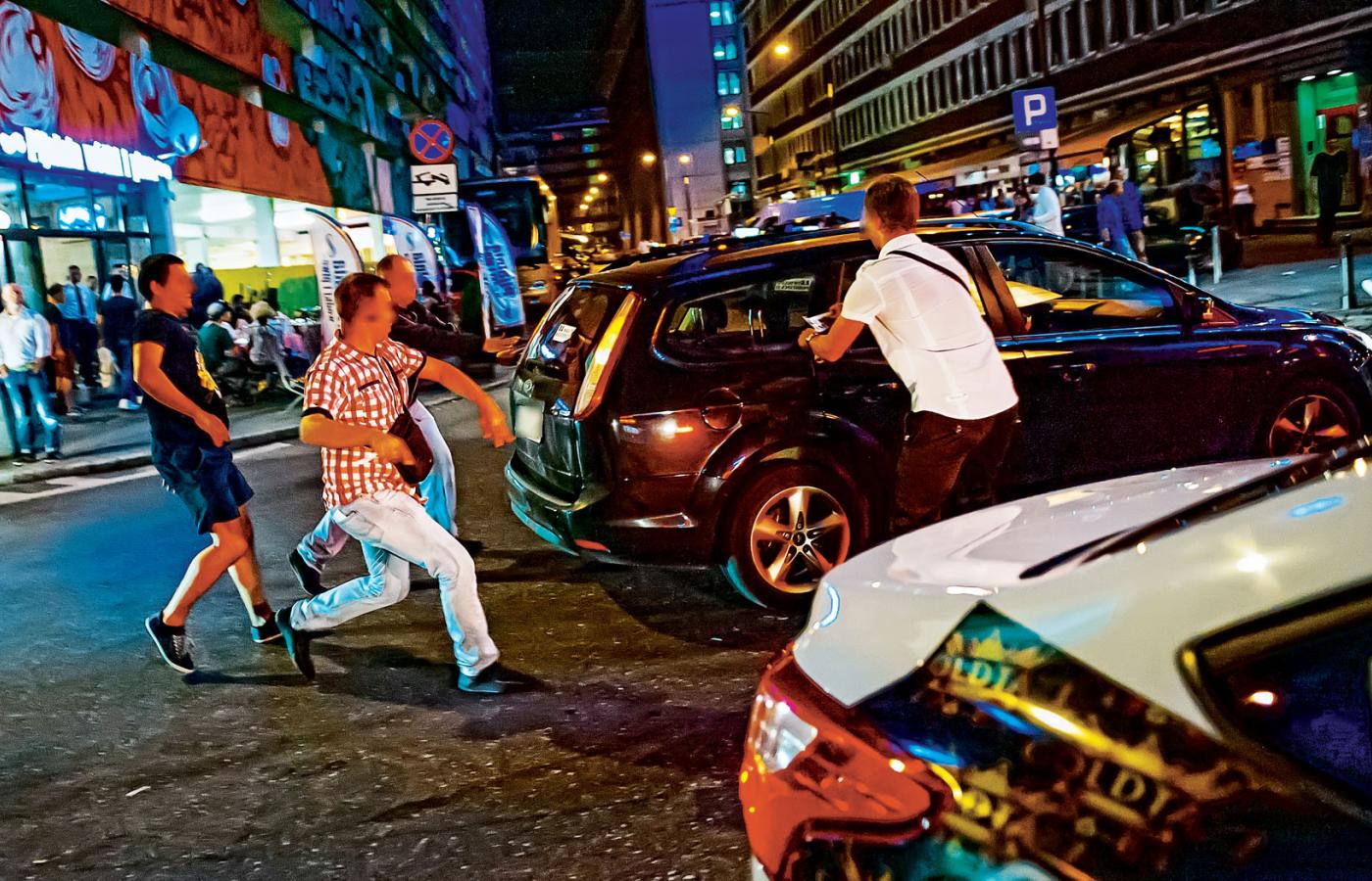 Warszawscy taksówkarze oklejają wlepkami samochody przewoźników Ubera.