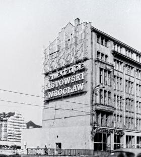 Neon według projektu Tadeusza Ciałowicza przy ul. Świdnickiej we Wrocławiu