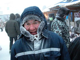 Kupujący i sprzedający zdają się być zadowoleni, mimo że wyraźnie zamarzają: szron wchodzi im na rzęsy i brwi, przestają działać telefony komórkowe. Skąd biorą jeszcze siły na ciepły uśmiech?