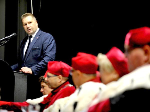 Minister Przemysław Czarnek podczas inauguracji roku akademickiego na Uniwersytecie Rzeszowskim w październiku 2022 r.