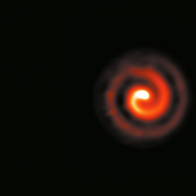 Sfotografowany w podczerwieni spiralny strumień pyłu wypływający z układu podwójnego WR 104.