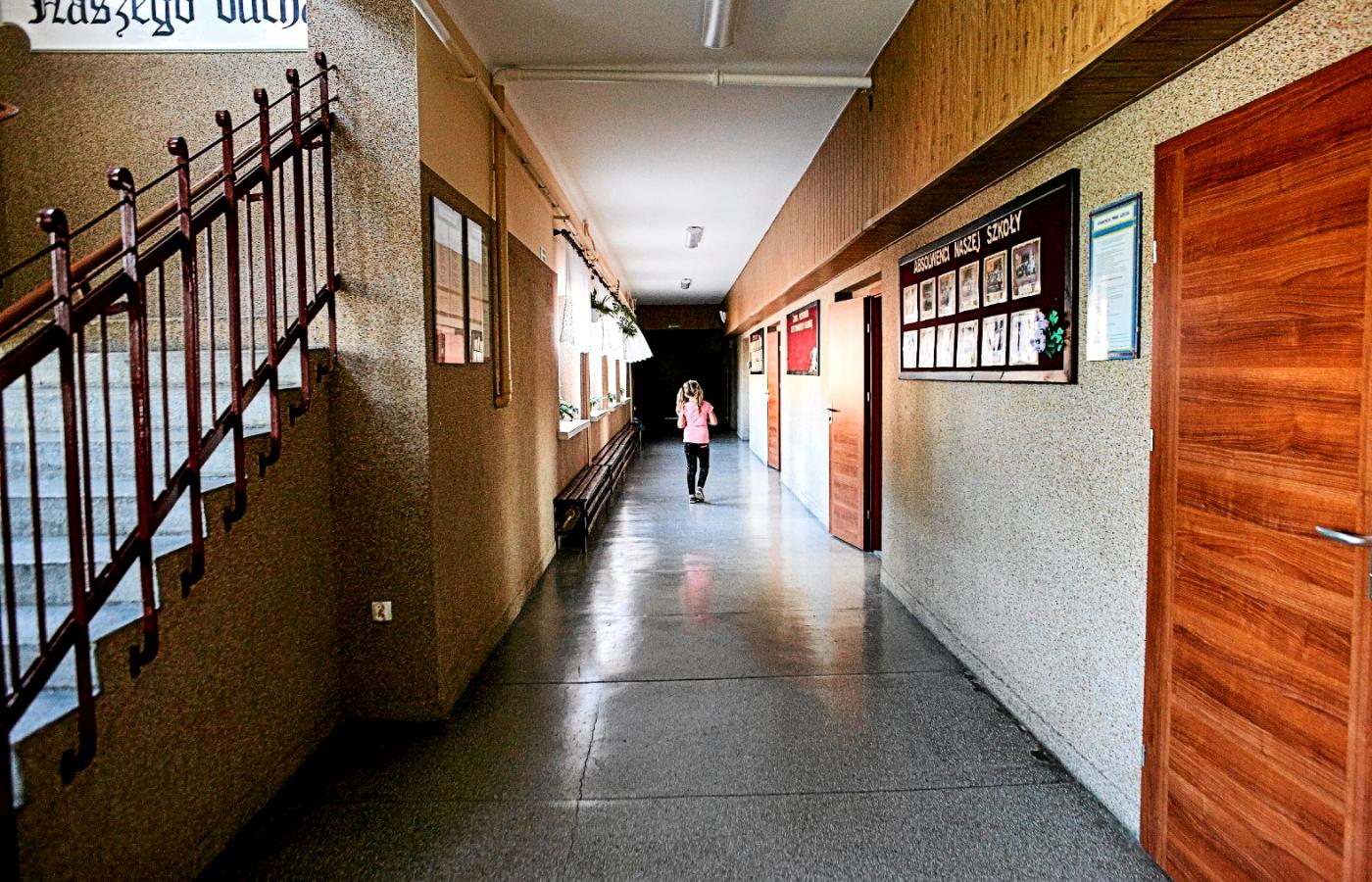 Szkoła podstawowa, w której toczy się spor o zwolnioną dyrektor szkoły.