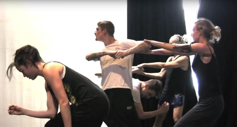 Kadr z YouTube – „Dance and disability in the UK: showcasing the work of Candoco Dance Company and other UK companies”