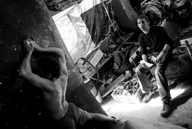 Bouldering to taka odmiana wspinaczki, którą uprawia się na małych wysokościach, często tuż nad ziemią...