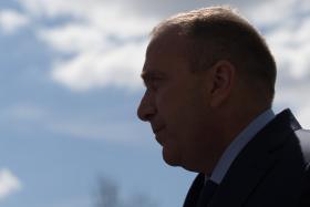 Rozumowanie Schetyny wydaje się następujące: społeczeństwo przesuwa się – zwłaszcza kulturowo – na prawo, zatem polityczne centrum, jeśli chce nim pozostać, także musi się przemieścić.