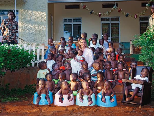 W sierocińcu przydatne są każde ręce do pracy, ale idea doraźnej pomocy wolontariuszy jest krytykowana. Na fot. biała wolontariuszka wśród ugandyjskich dzieci.